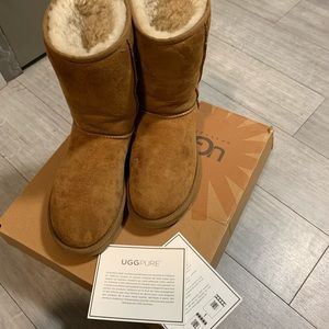 Fashionable chestnut UGG boots